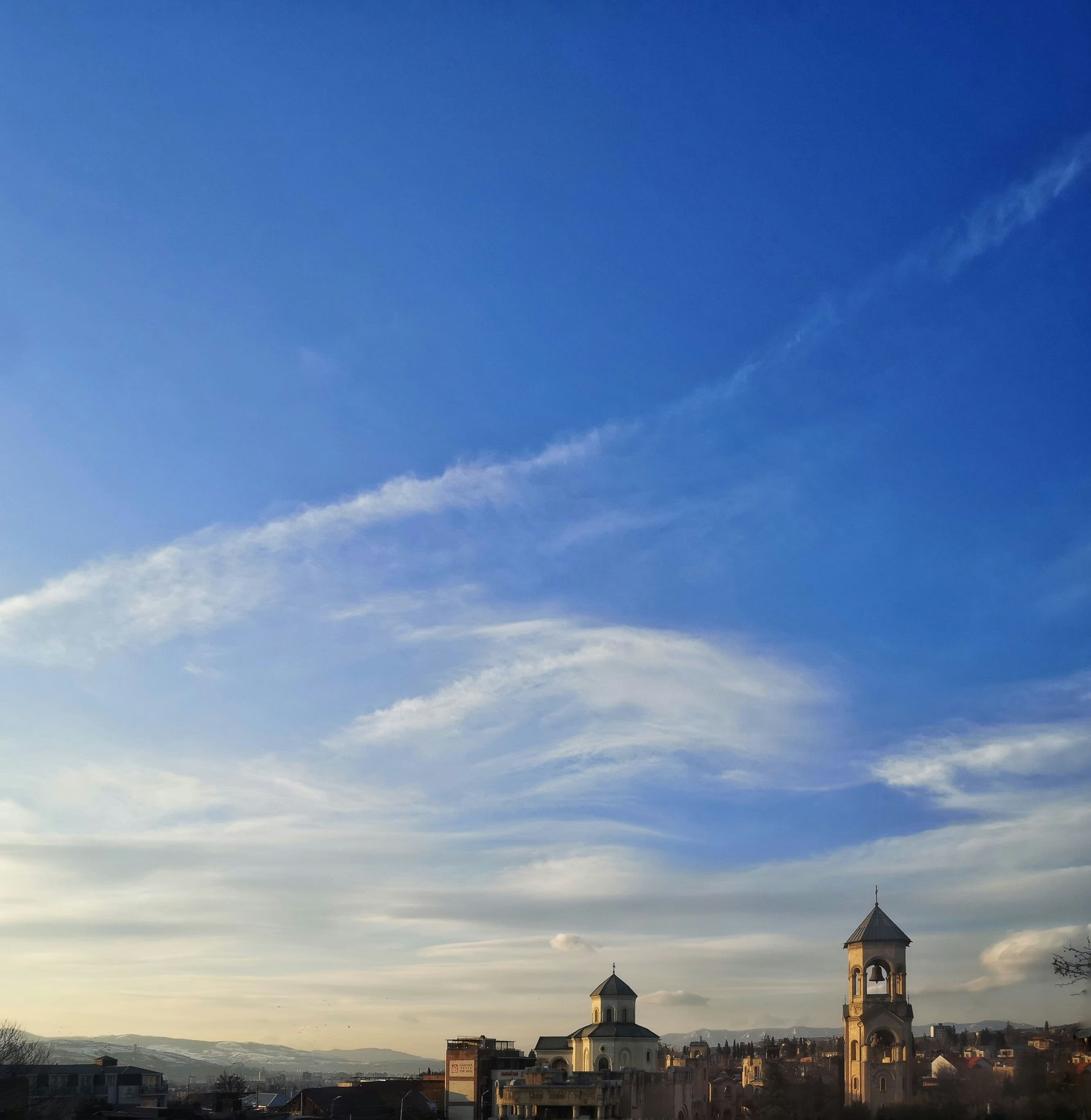 Una torre dell'orologio in una città