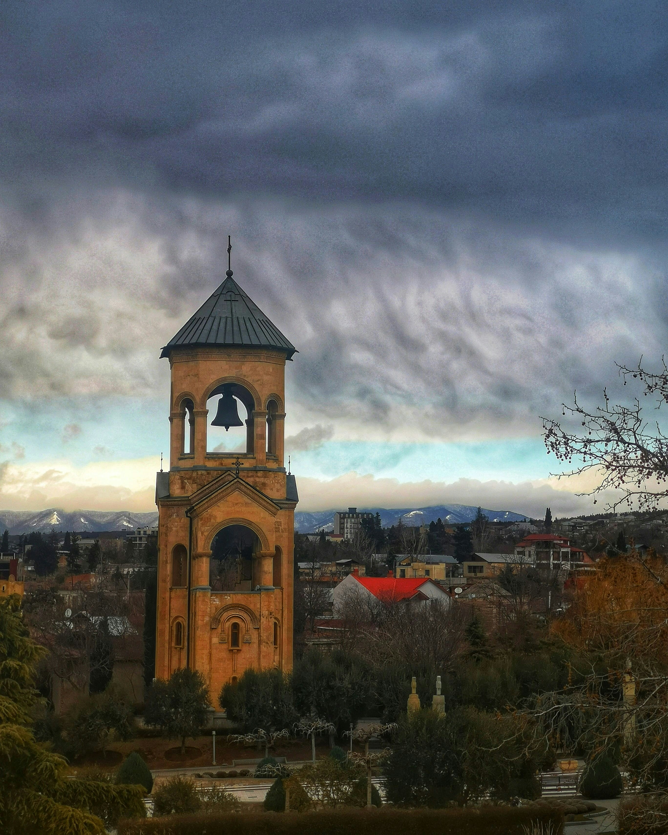Ein Glockenturm in einer Stadt