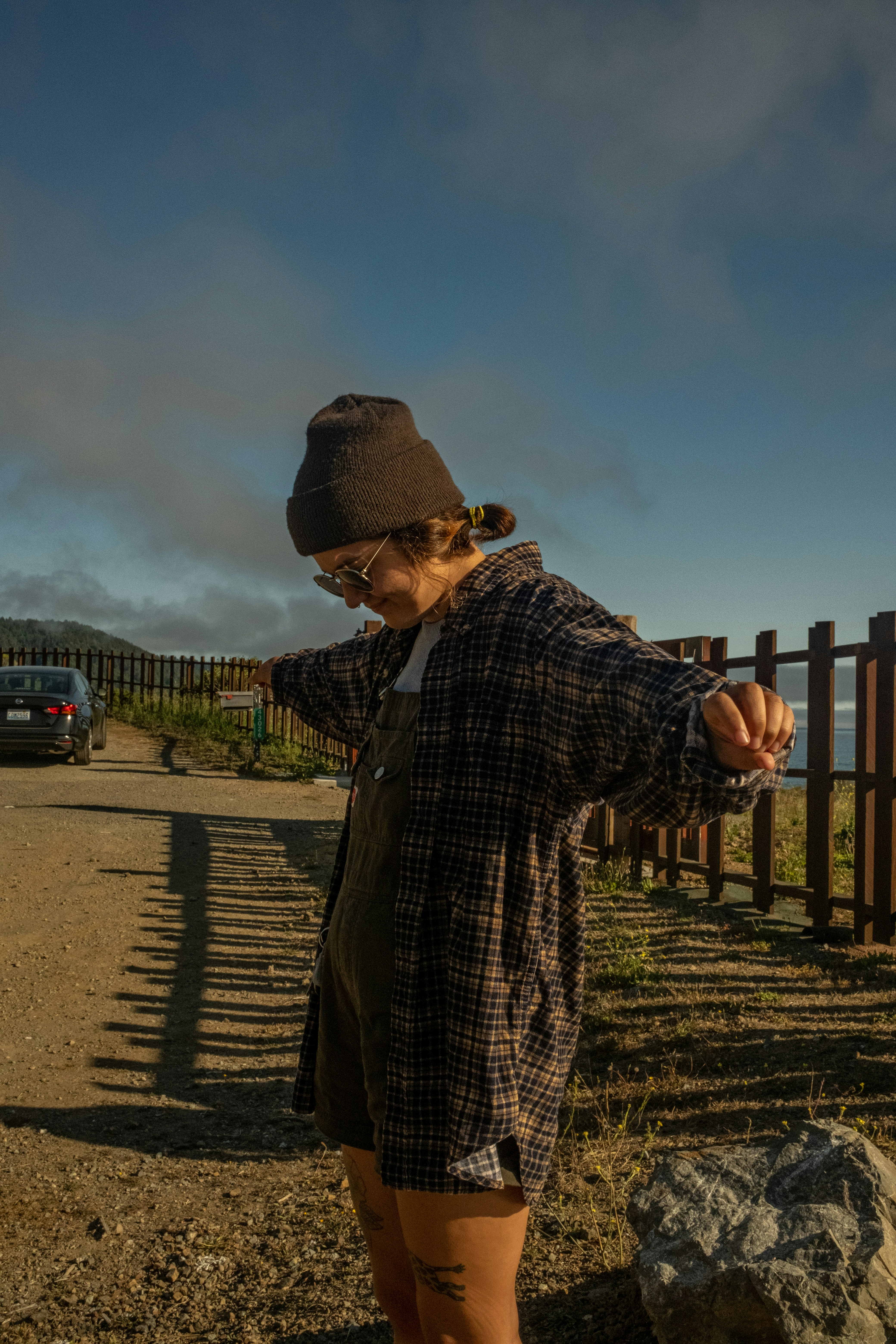 Un uomo che indossa un cappello e in piedi su una strada