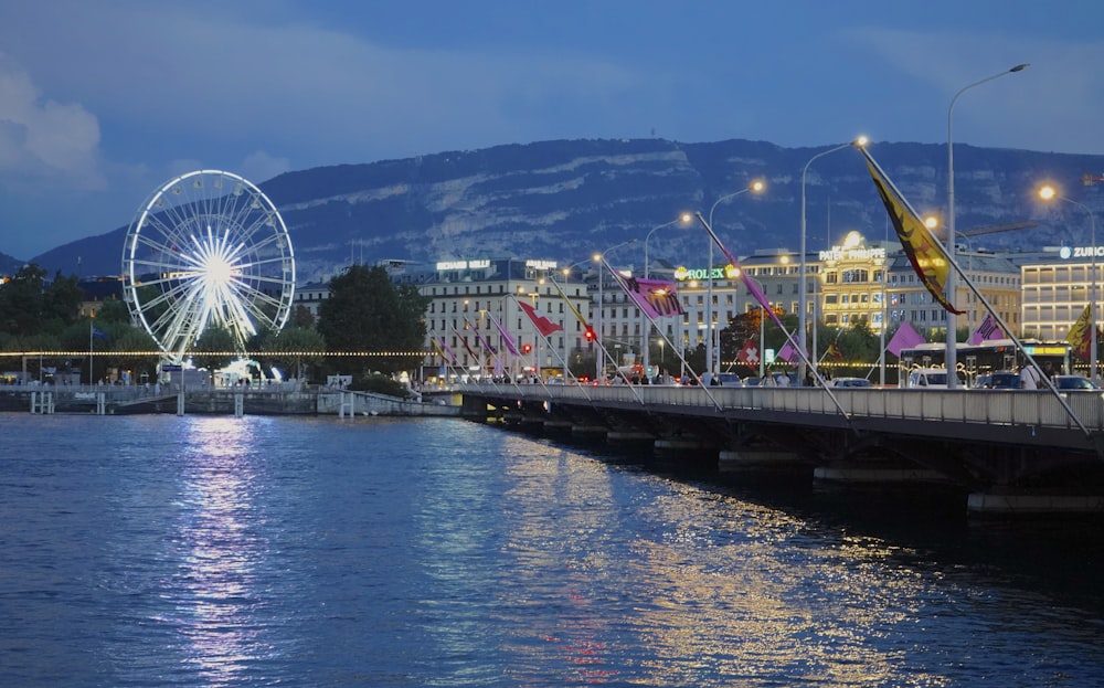 un muelle con una noria y edificios junto a ella