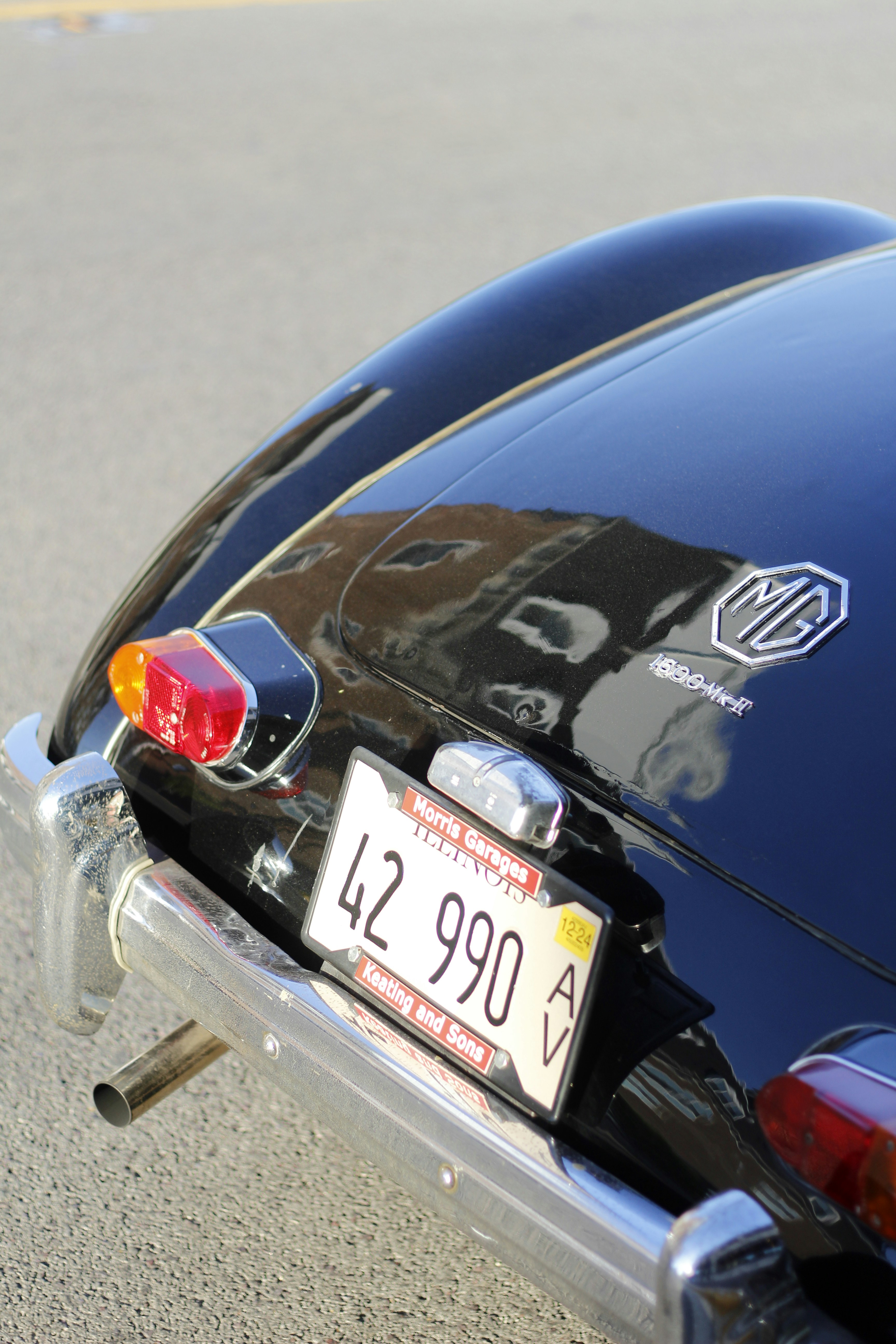 Detalle de un automovil con placa vehicular