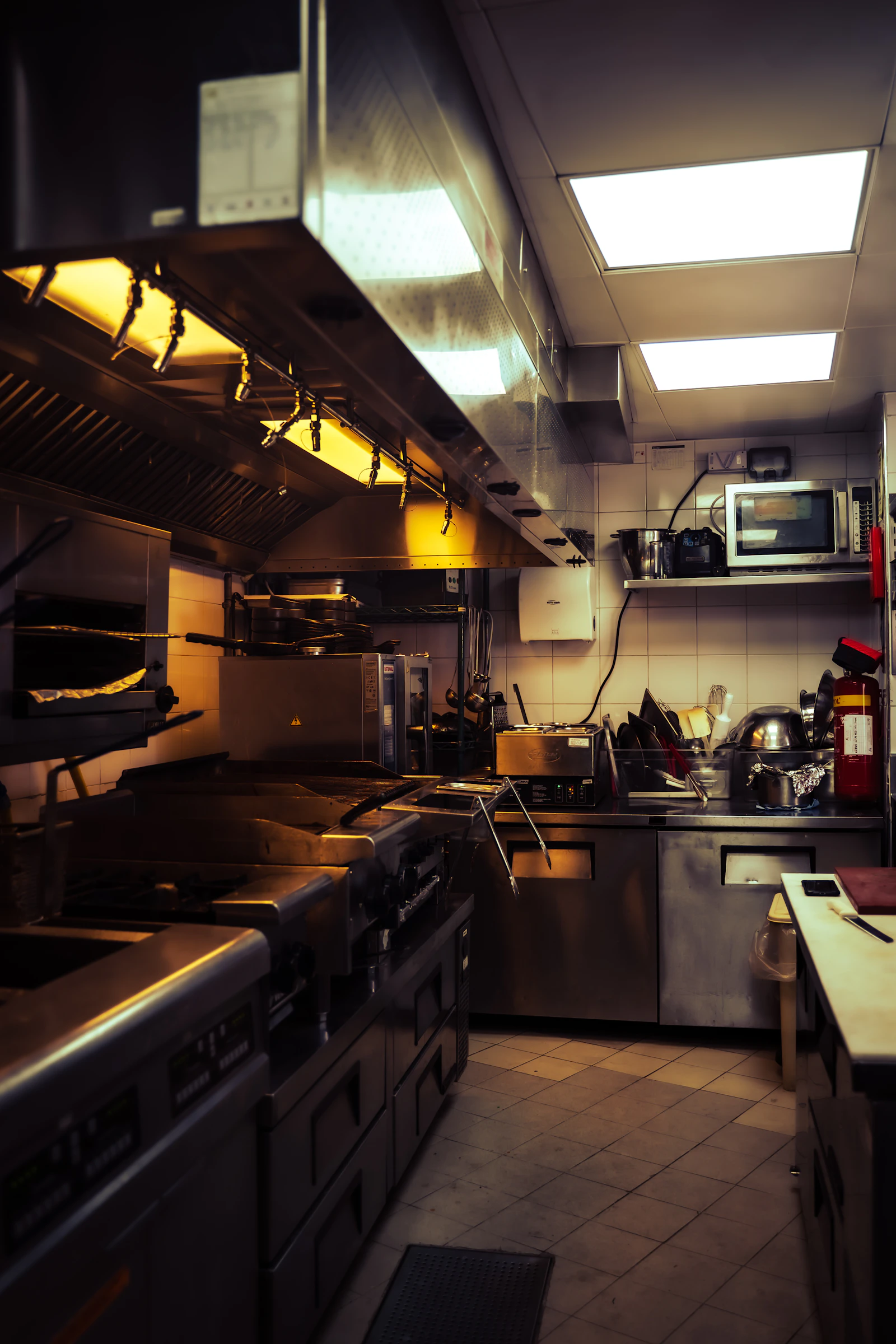 Cozinha profissional de restaurante com equipamentos em aço inox