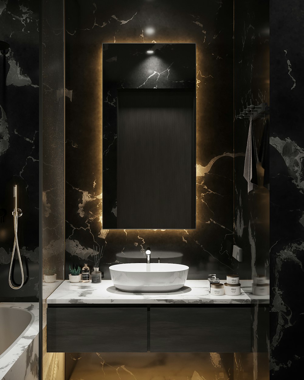 ein Badezimmer mit einem großen Spiegel