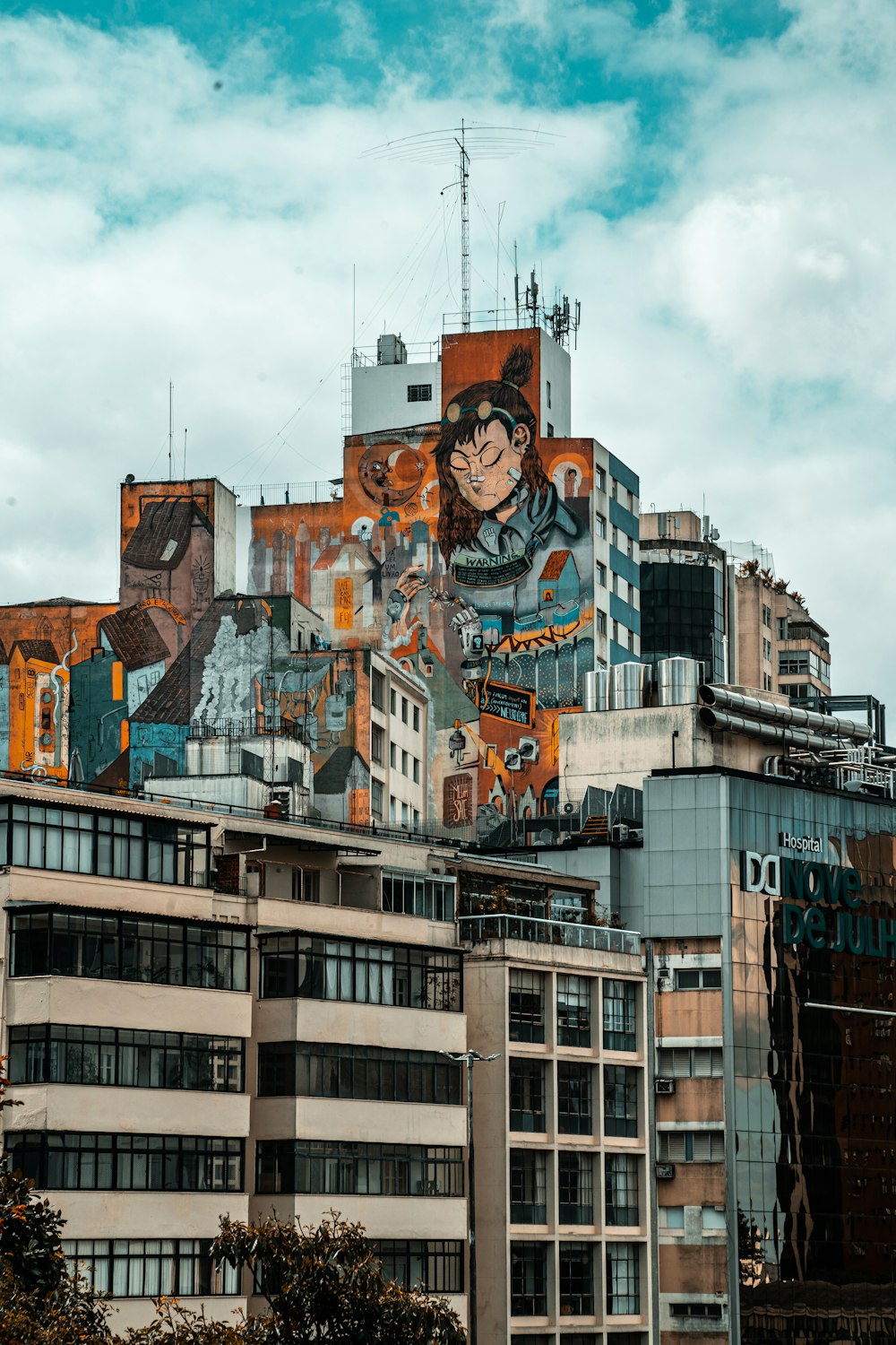 un edificio con una torre dell'orologio