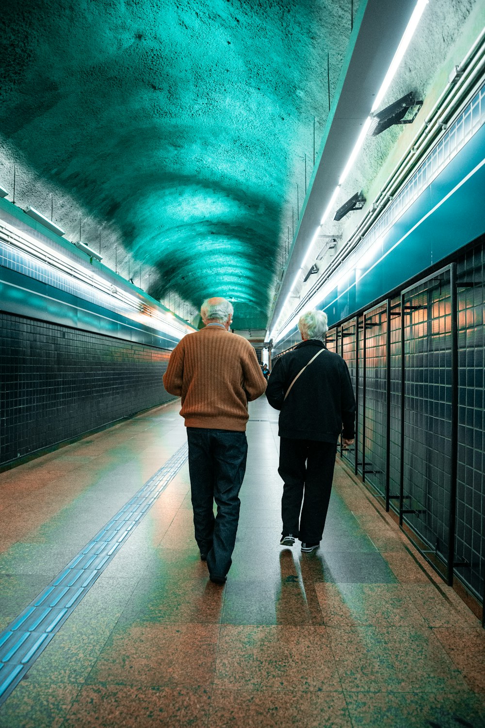 Un paio di persone che camminano lungo un tunnel