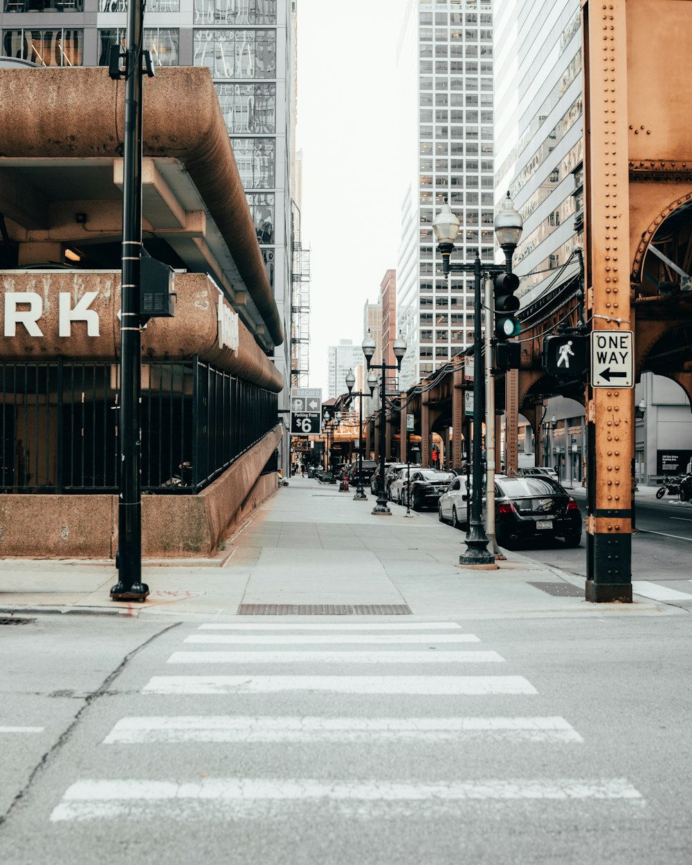 Una calle de la ciudad con coches y edificios