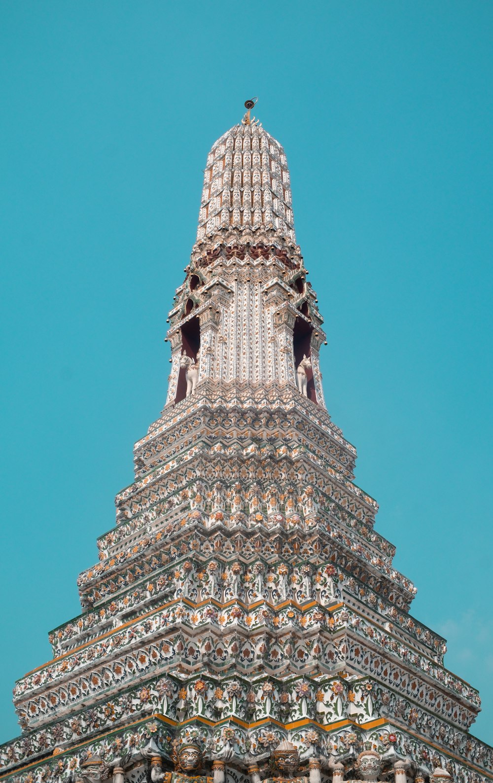 Ein hoher reich verzierter Turm