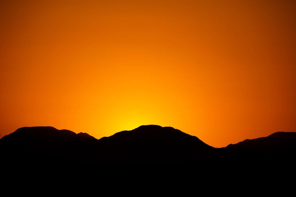 Un tramonto su una montagna