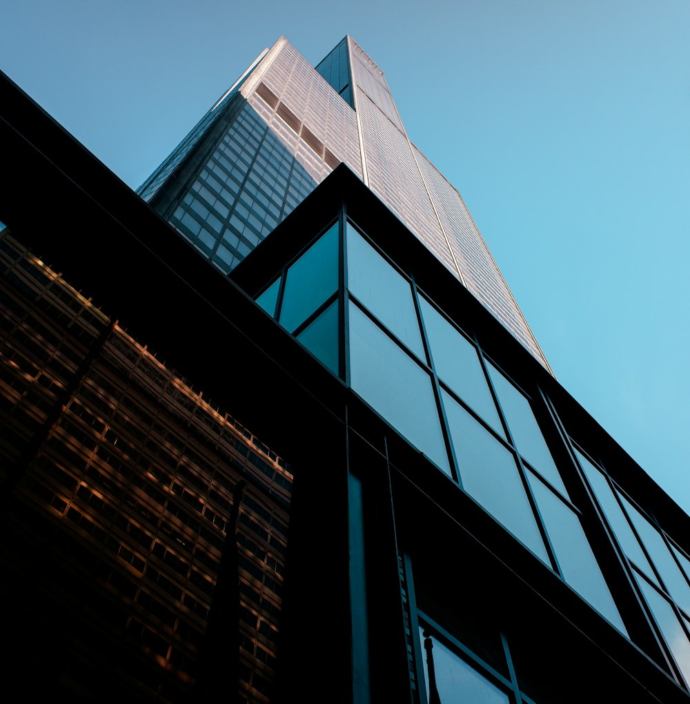 un edificio alto con una facciata in vetro