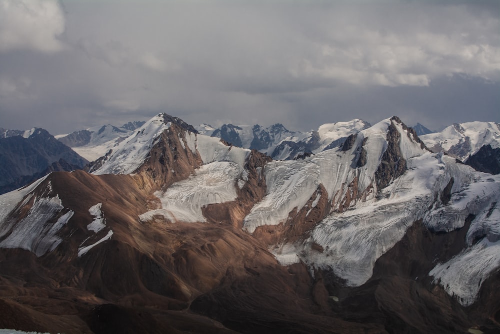 a snowy mountain range