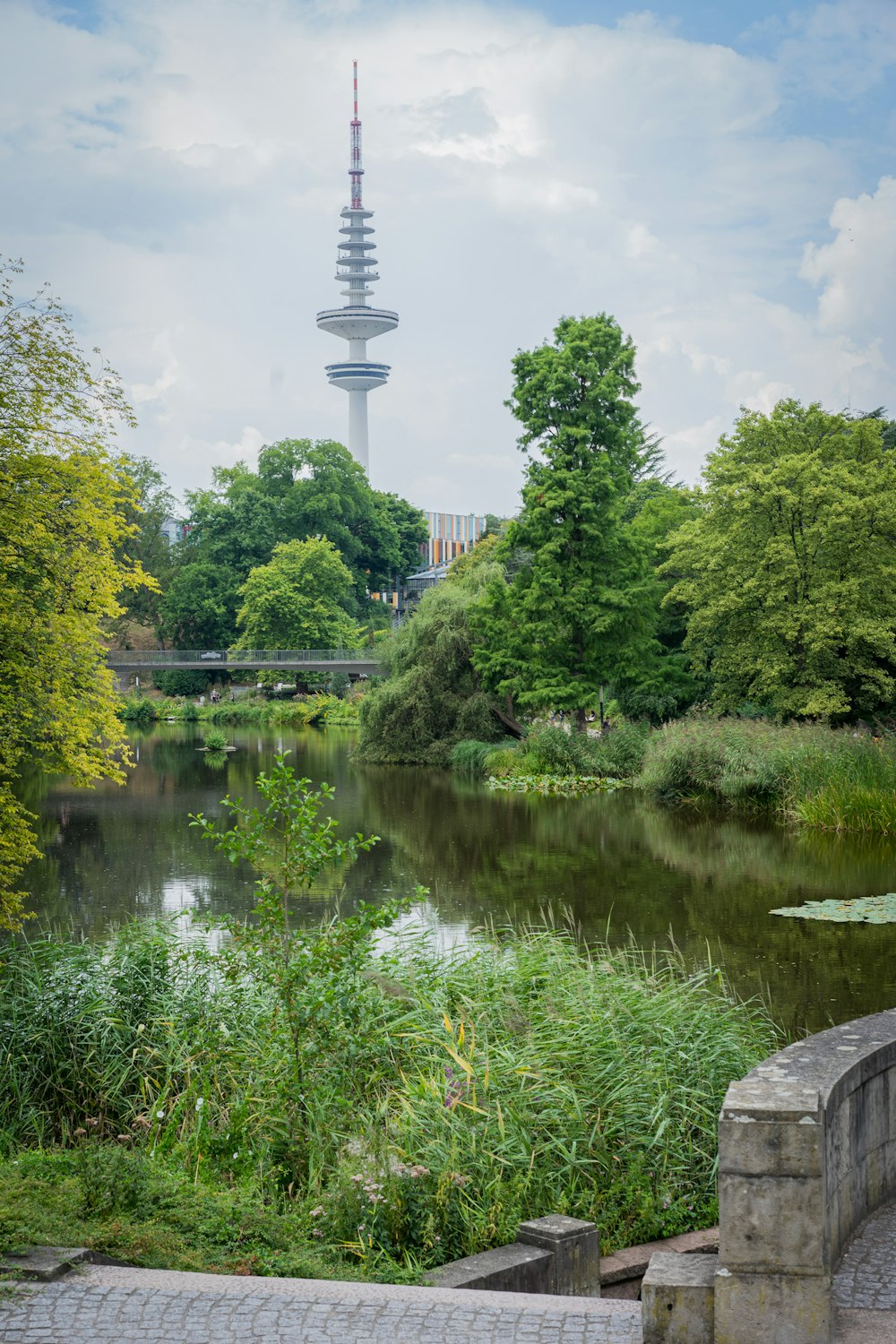 un cuerpo de agua con una torre al fondo