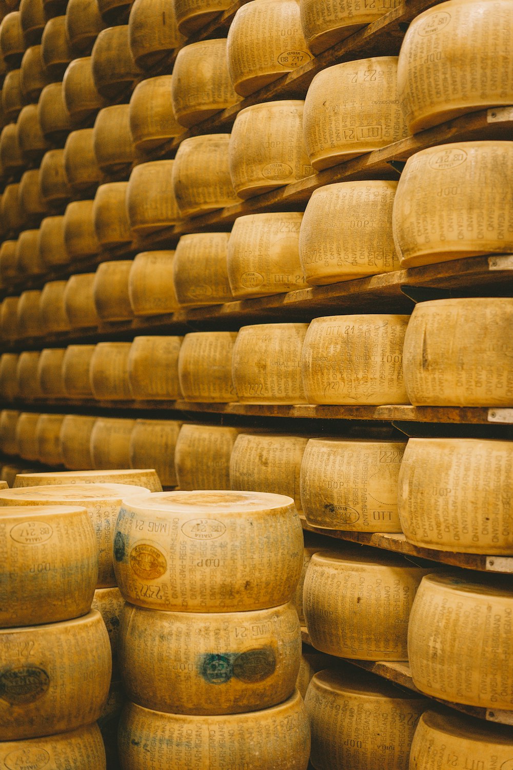 un groupe de récipients blancs avec de la poudre brune sur eux