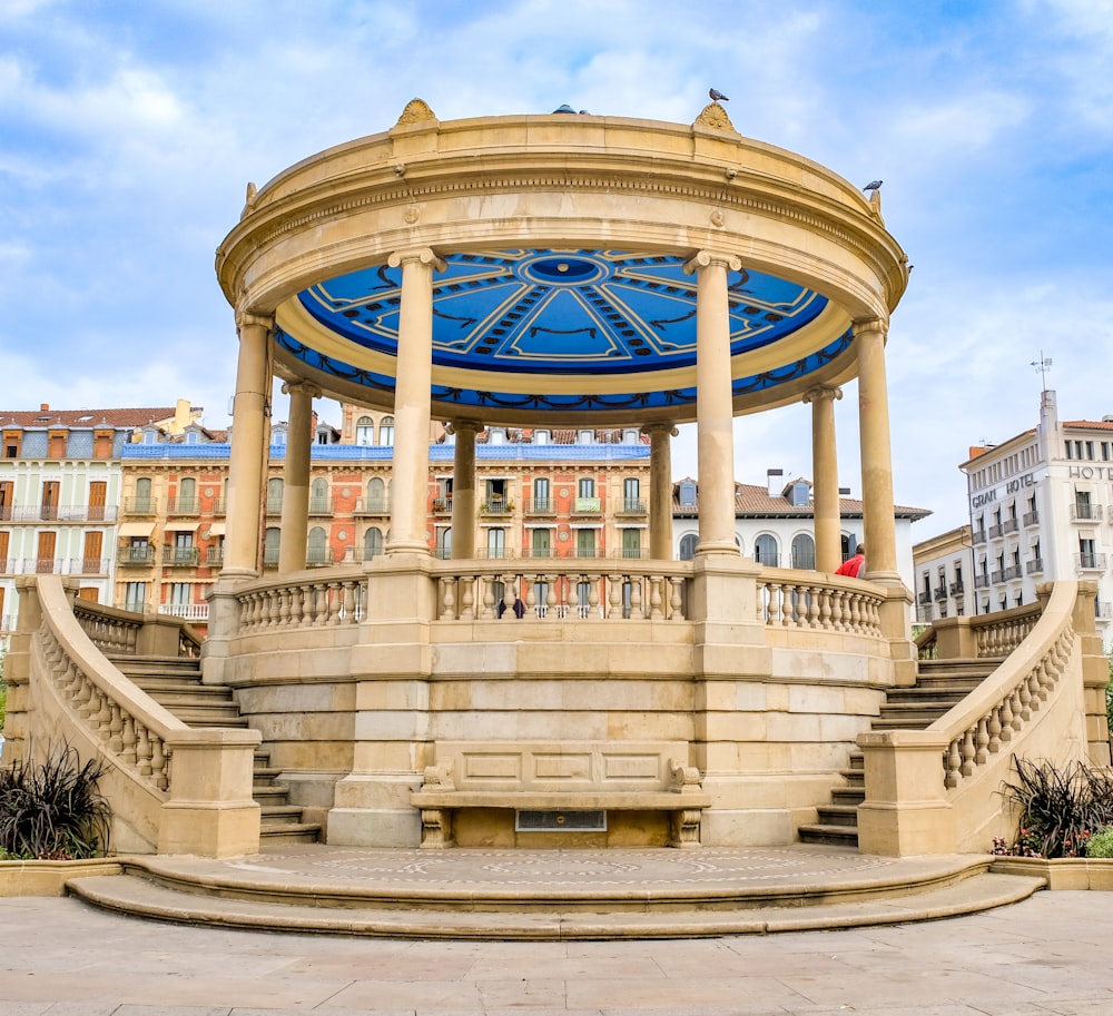 une grande structure circulaire avec des colonnes et un arc circulaire