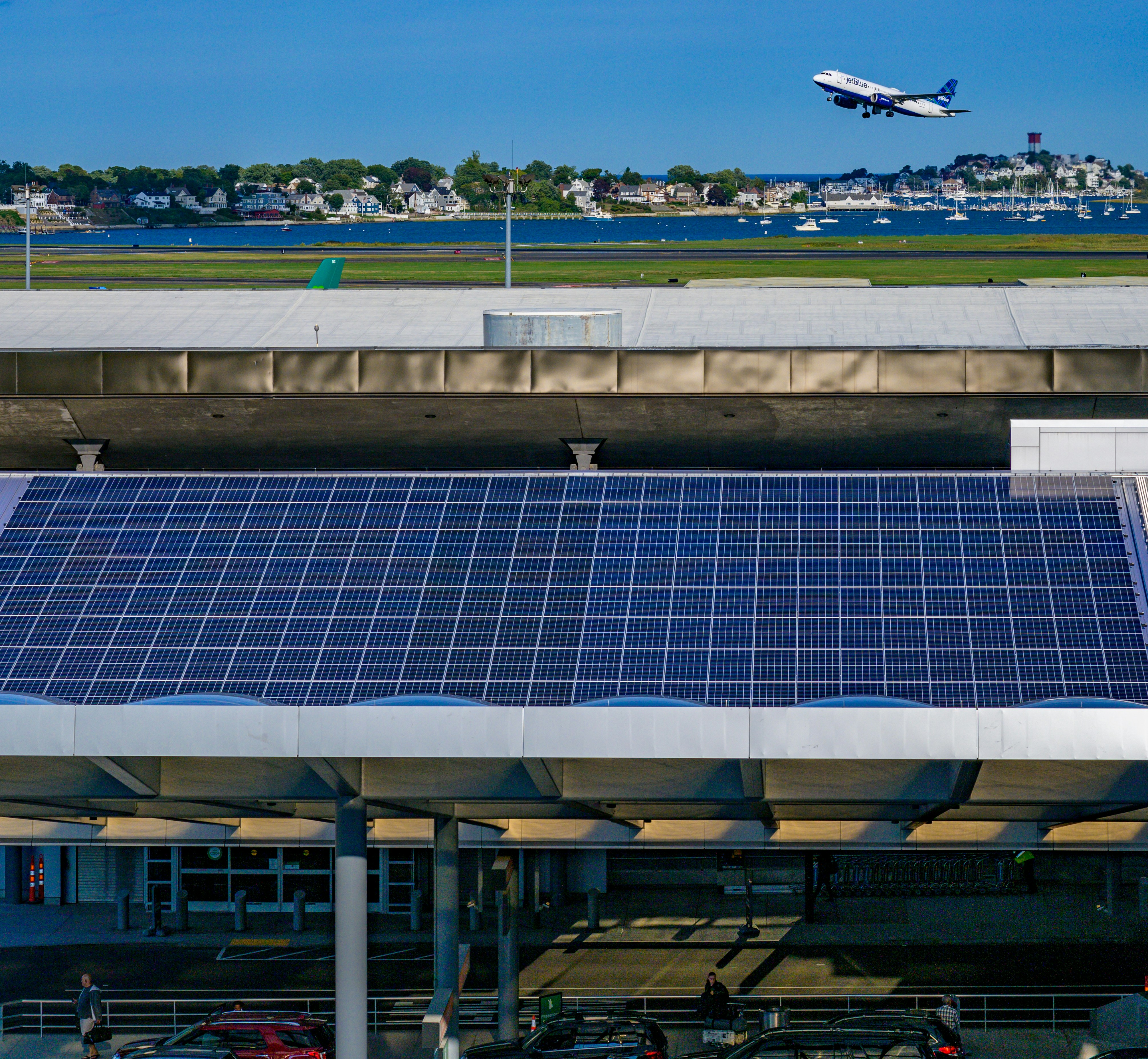 Instalación de paneles solares en condiciones climáticas del Caribe, mostrando resistencia a vientos y salinidad
