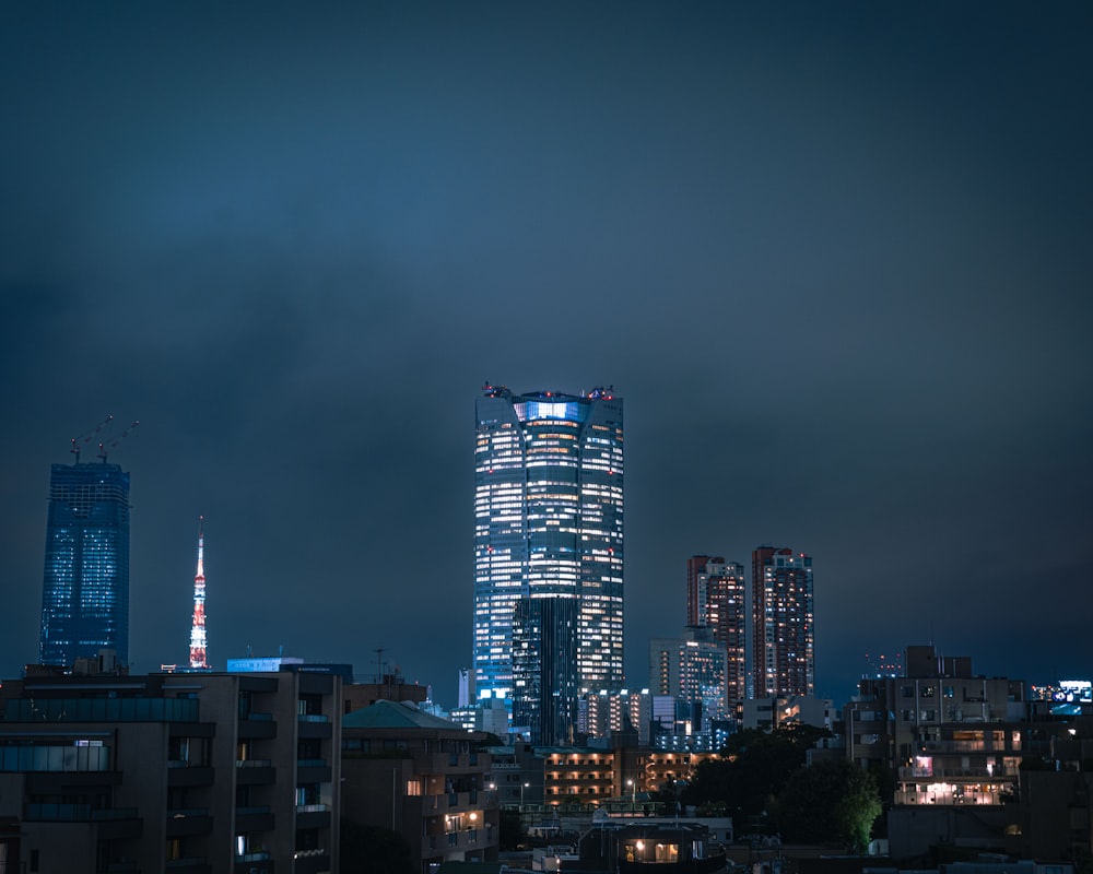 Eine Skyline der Stadt bei Nacht