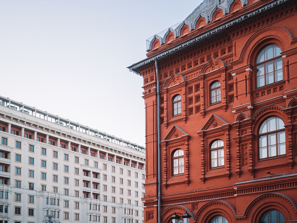 Un edificio con techo rojo