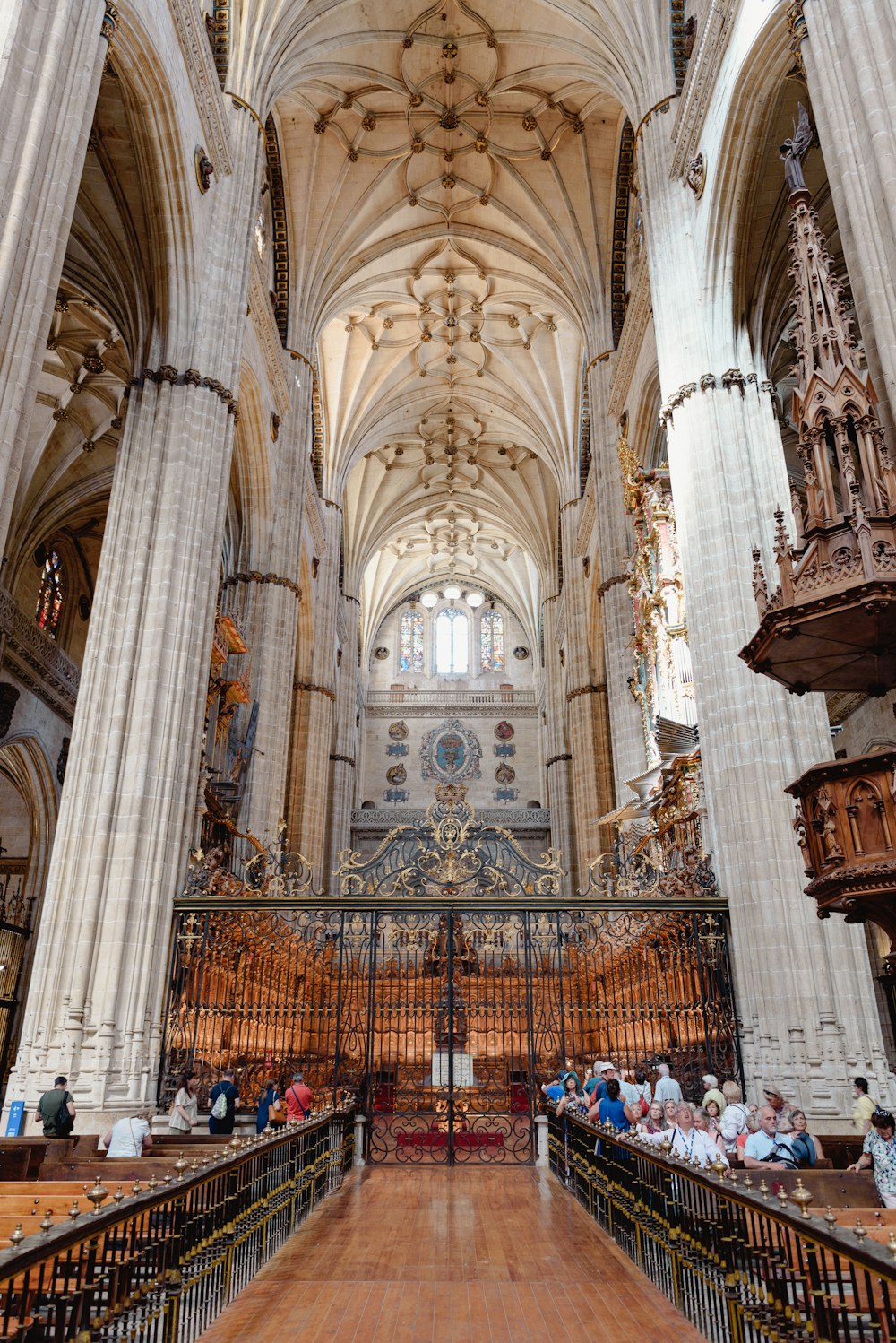 Eine große Kathedrale mit vielen Menschen