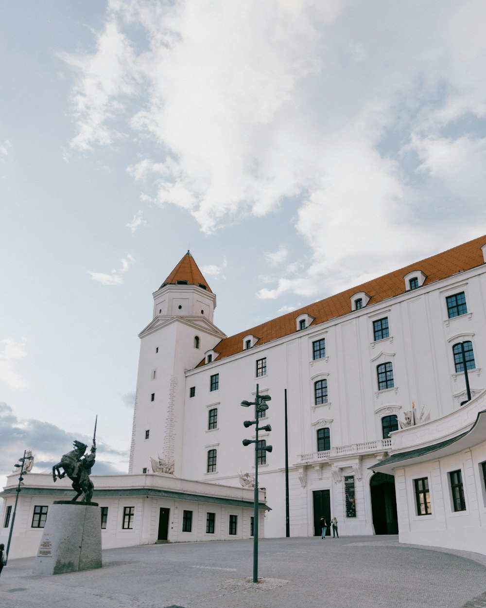 ein großes weißes Gebäude mit einer Statue davor