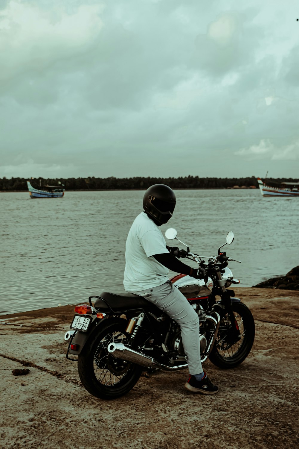 Un hombre en moto en una playa