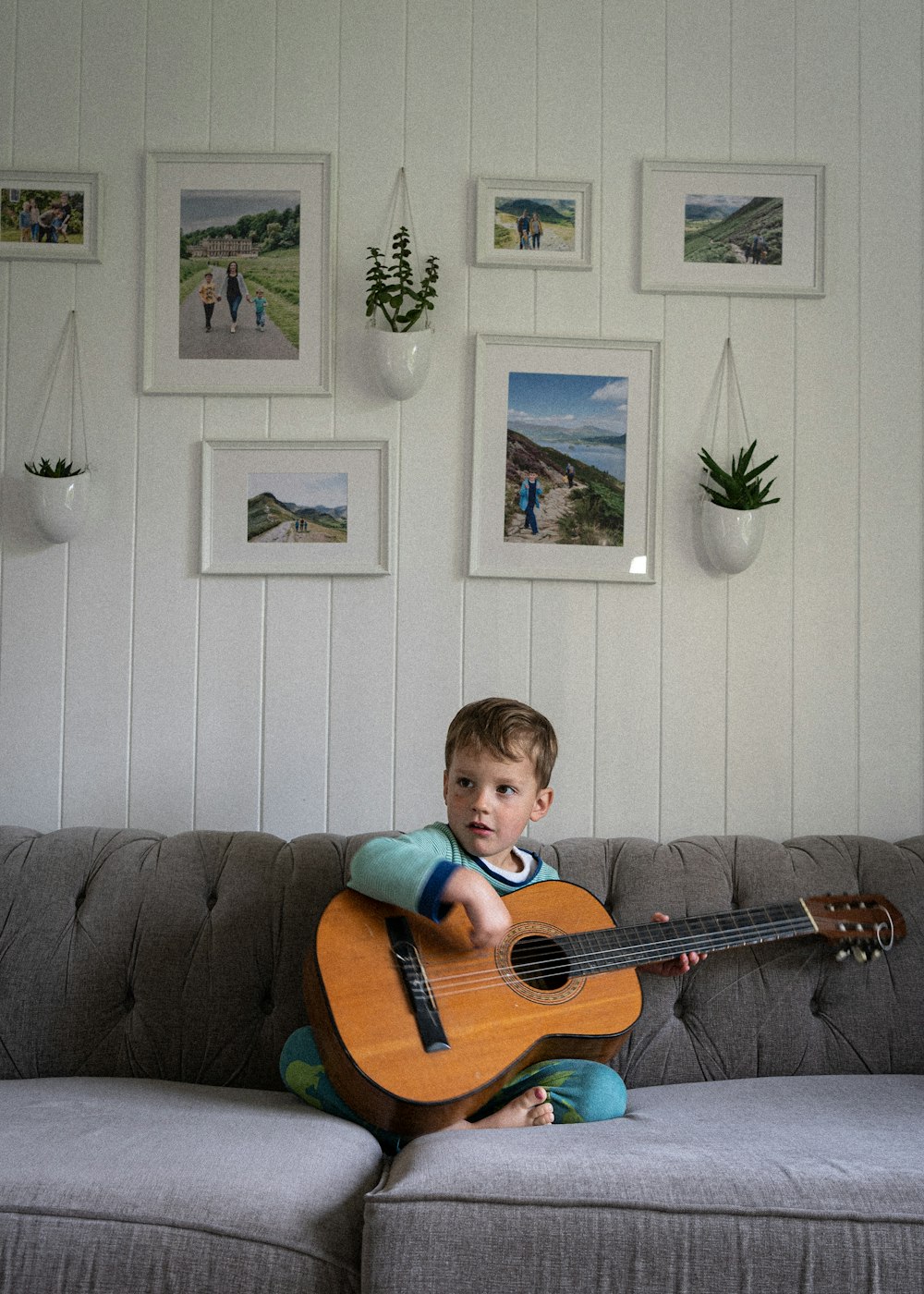 Ein Junge, der Gitarre spielt