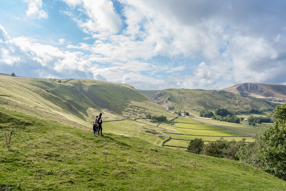 Una persona montando a caballo en una colina cubierta de hierba