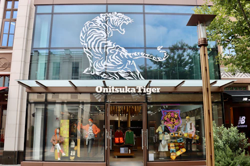 Escaparate de cristal de tienda con grandes ventanales
