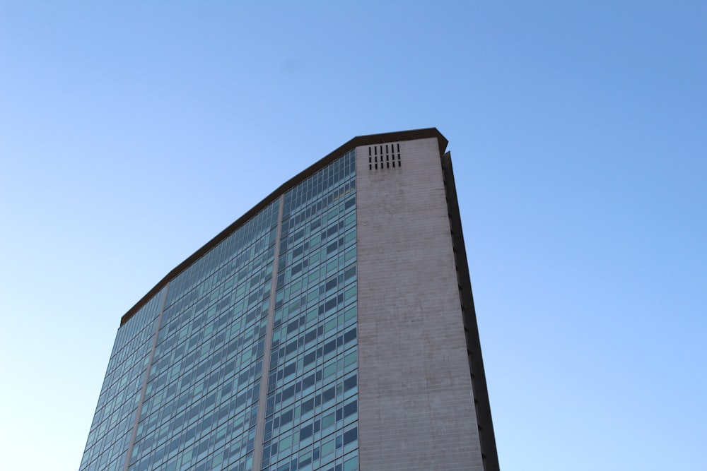Un edificio alto con un cielo azul