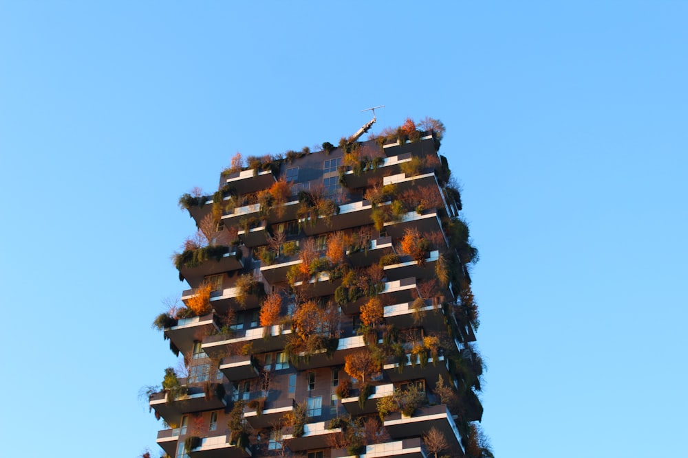 Un edificio con muchos balcones