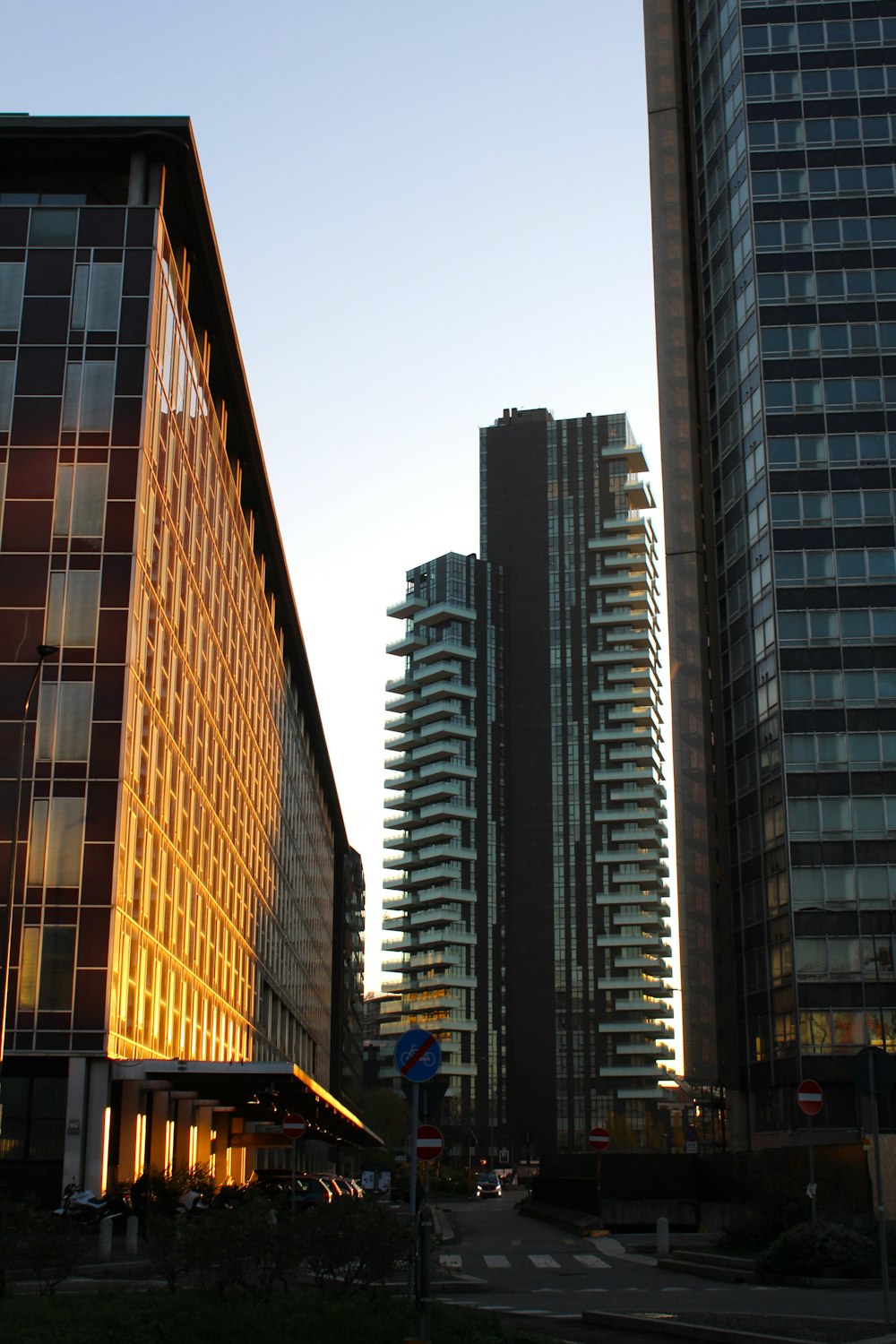 Una calle con edificios altos