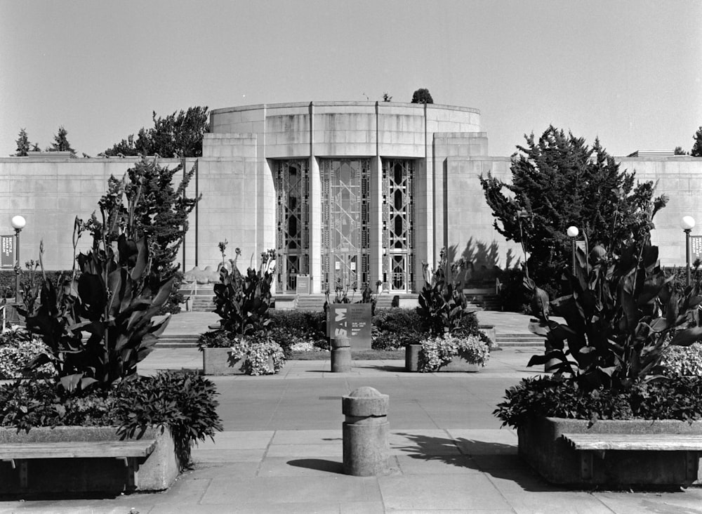 ein Gebäude mit großem Eingang