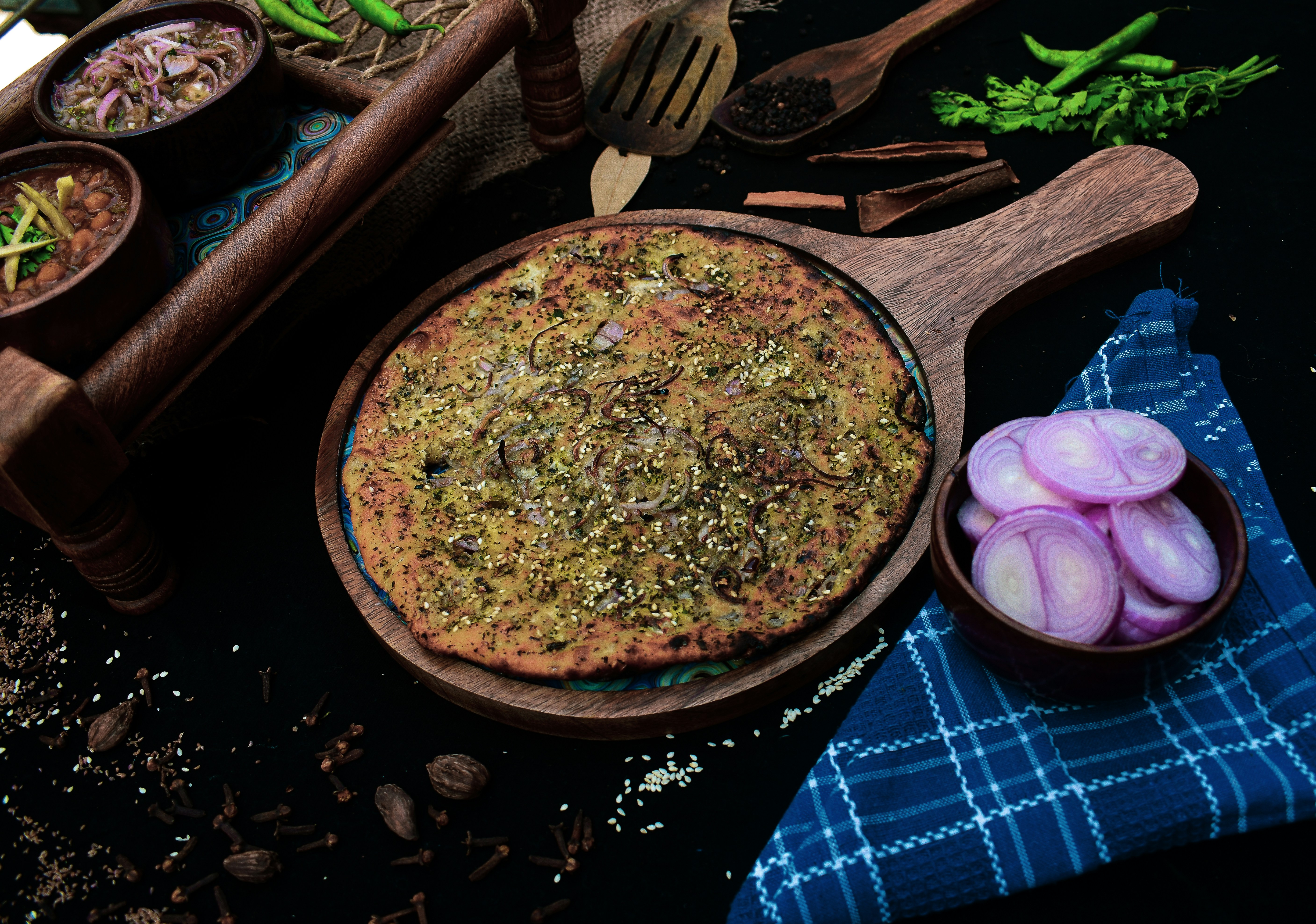 ein Topf mit Essen auf einem Tisch