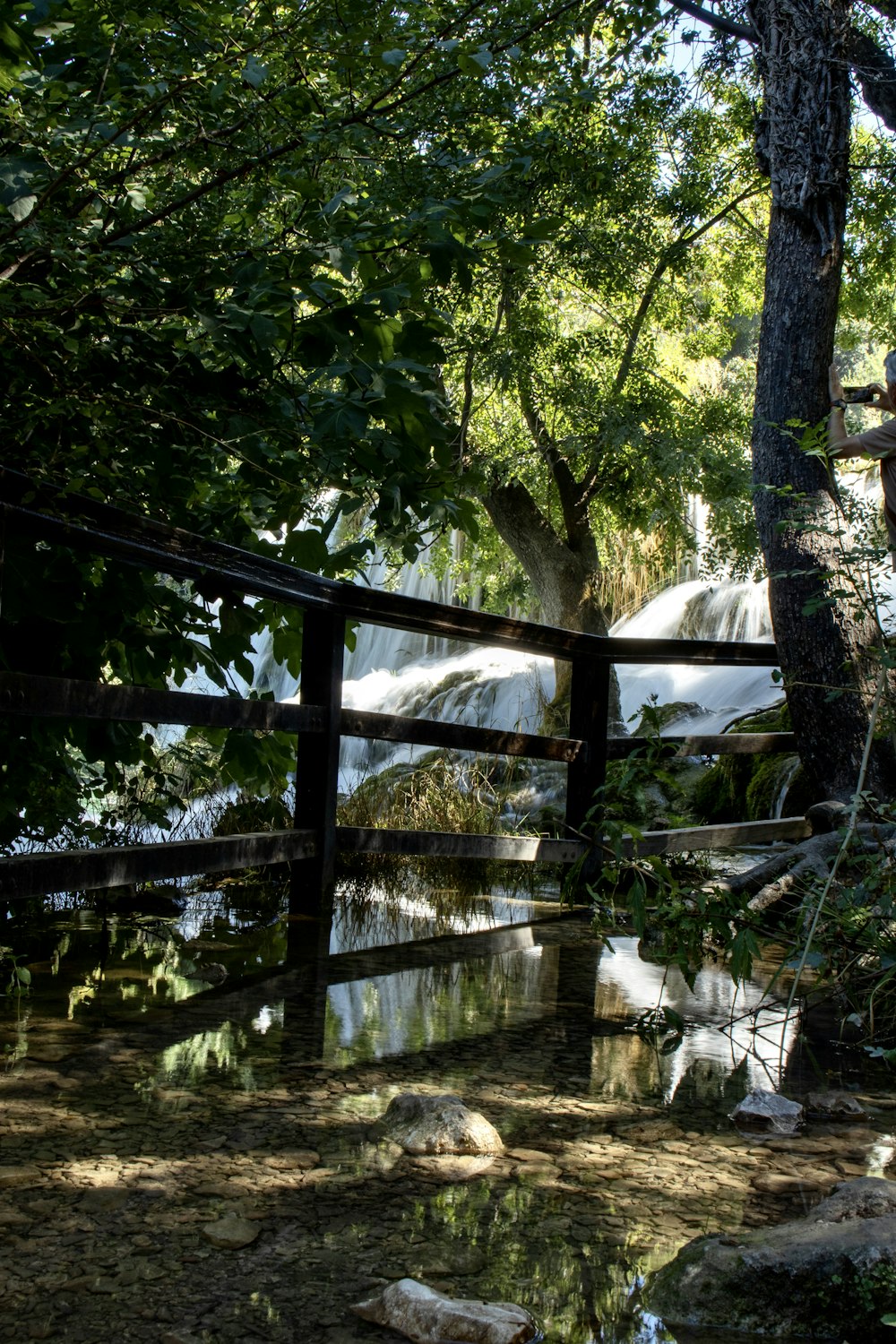 Eine Brücke über einen Fluss