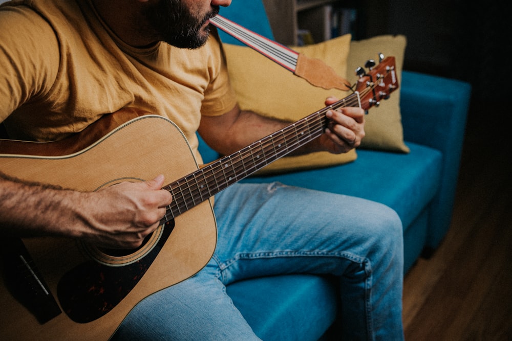 Un hombre sosteniendo una guitarra