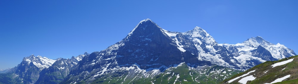 a snowy mountain range