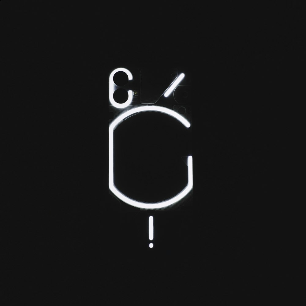 Un logotipo plateado y negro