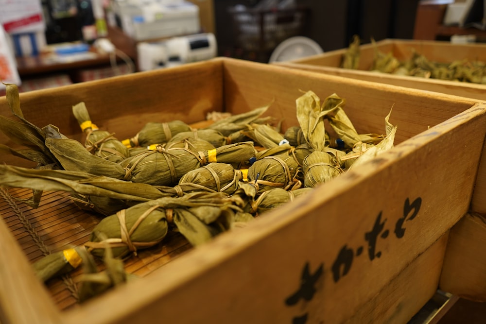 Une boîte pleine de haricots verts