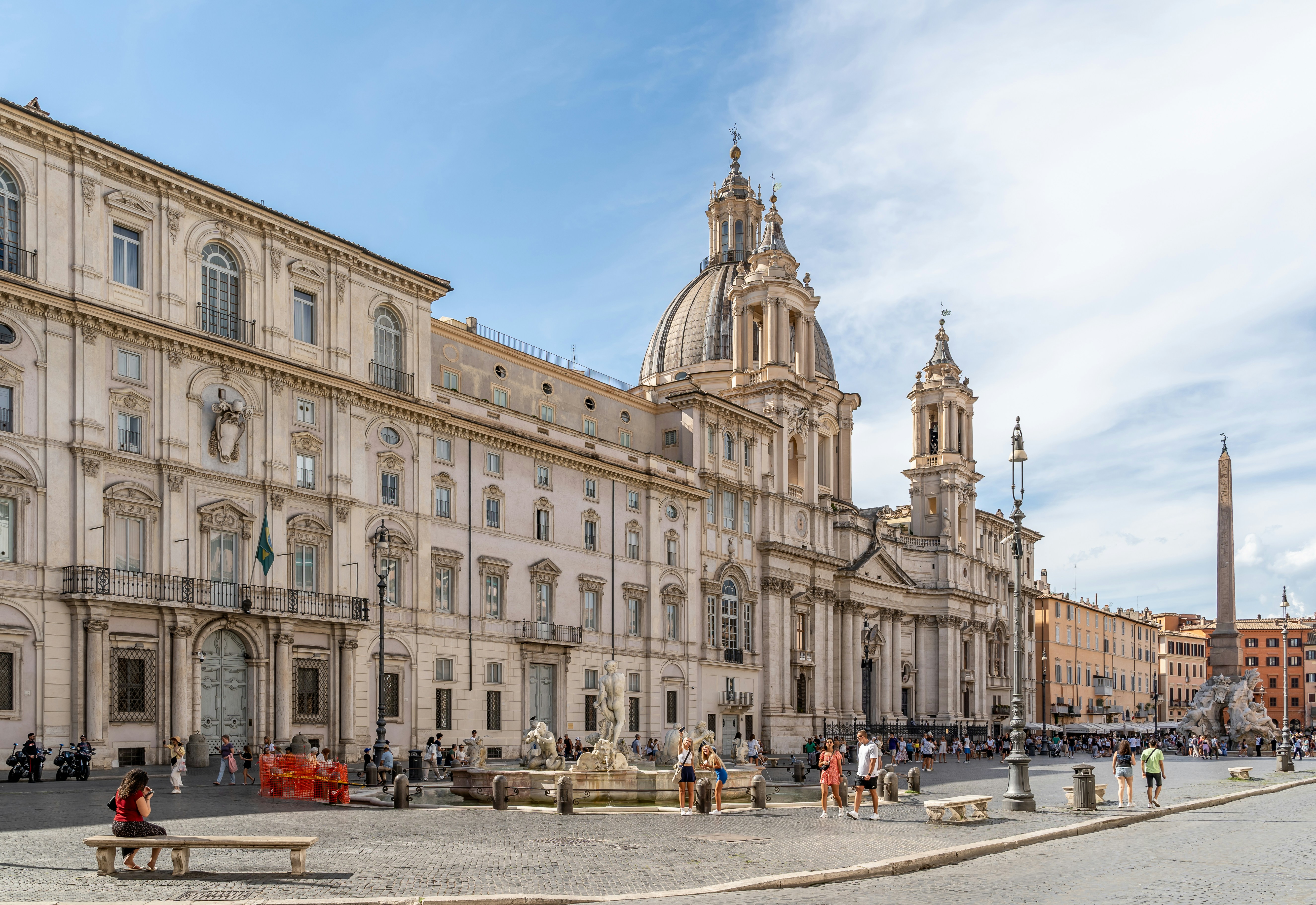 ein großes Gebäude mit einer Kuppel und vielen Fenstern mit Piazza Navona im Hintergrund