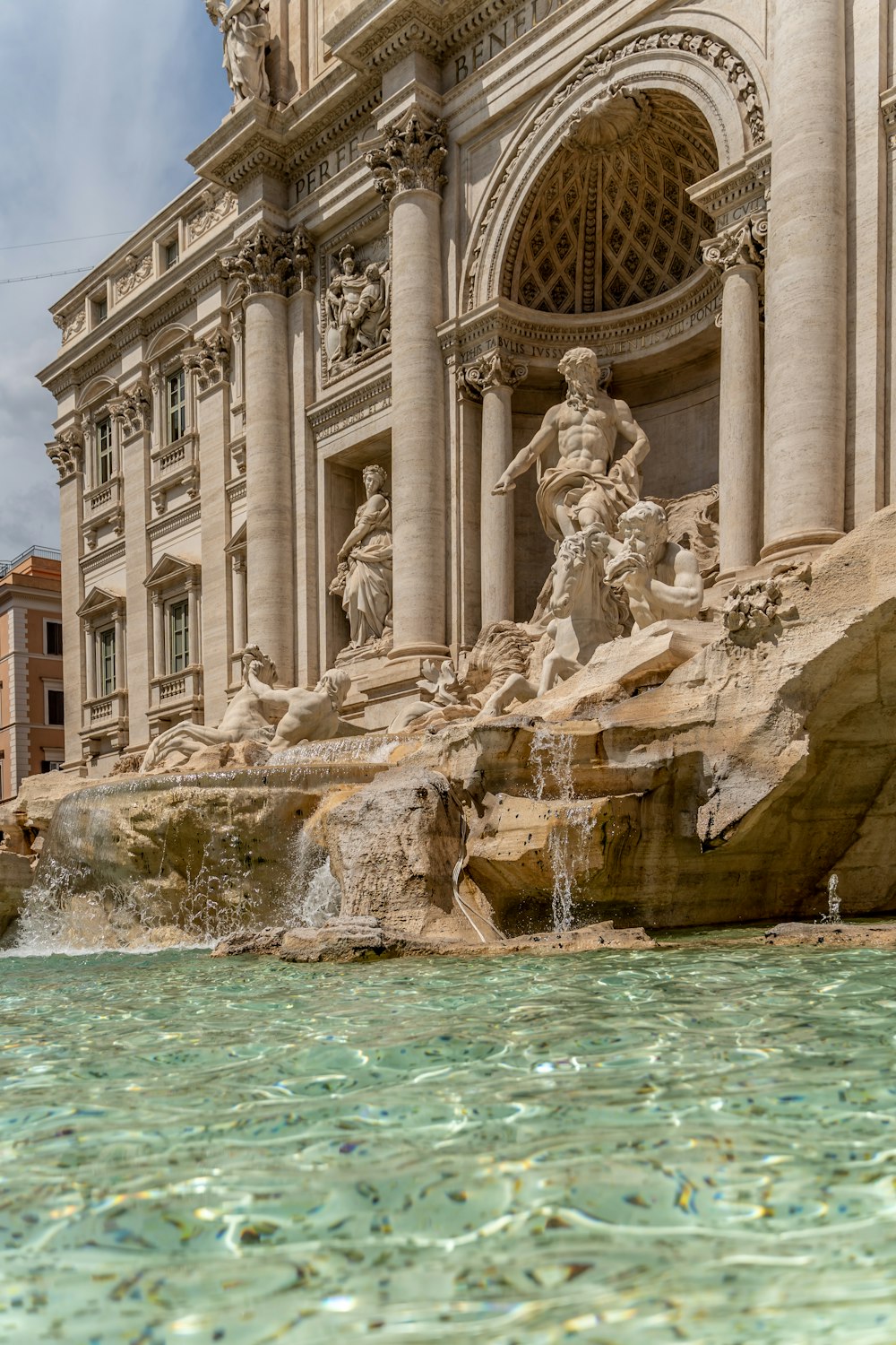 una fuente con estatuas frente a la Fontana de Trevi