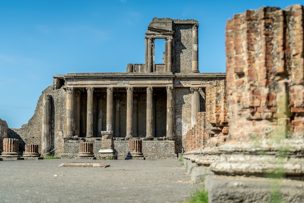 a building with pillars