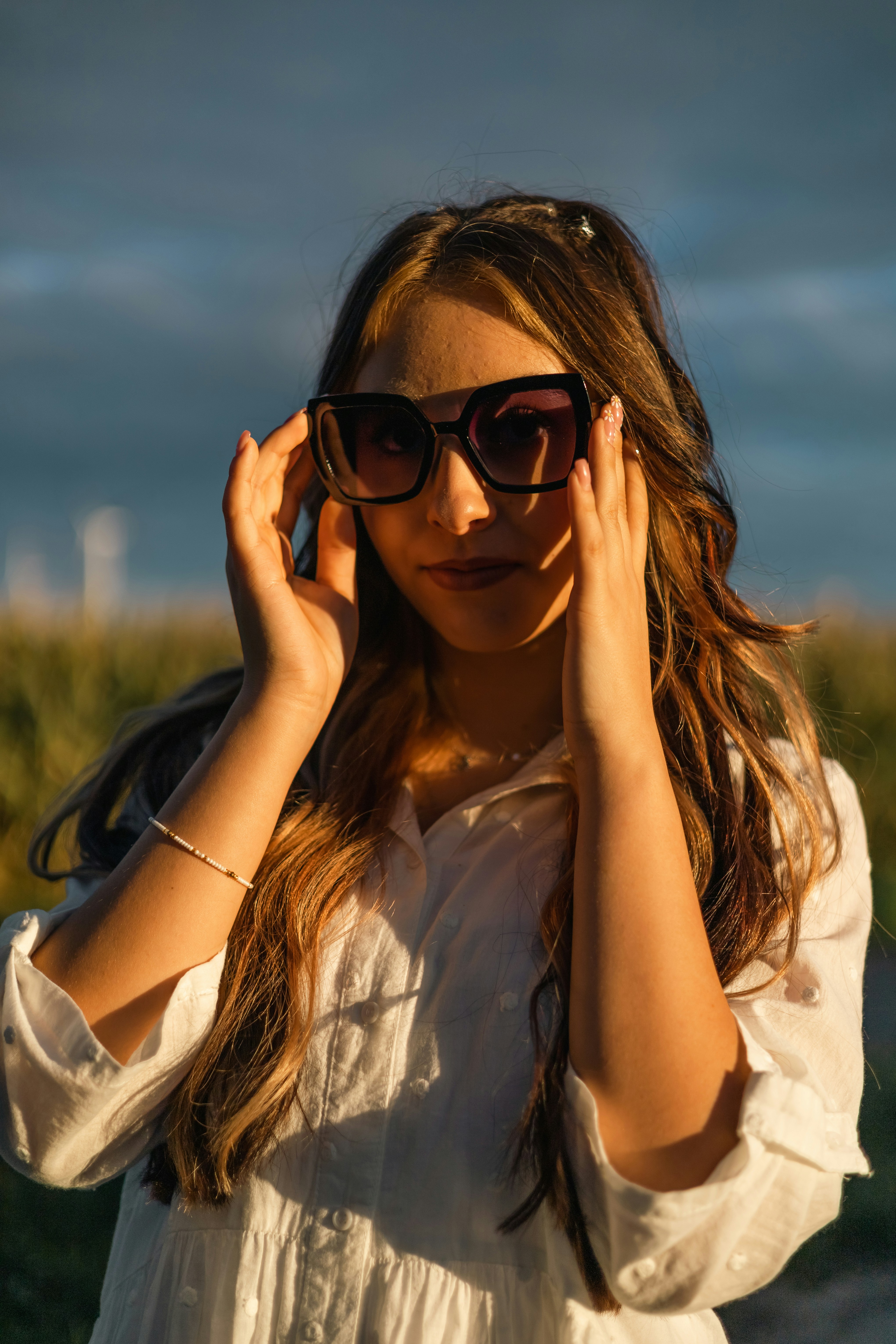 Una mujer con gafas de sol