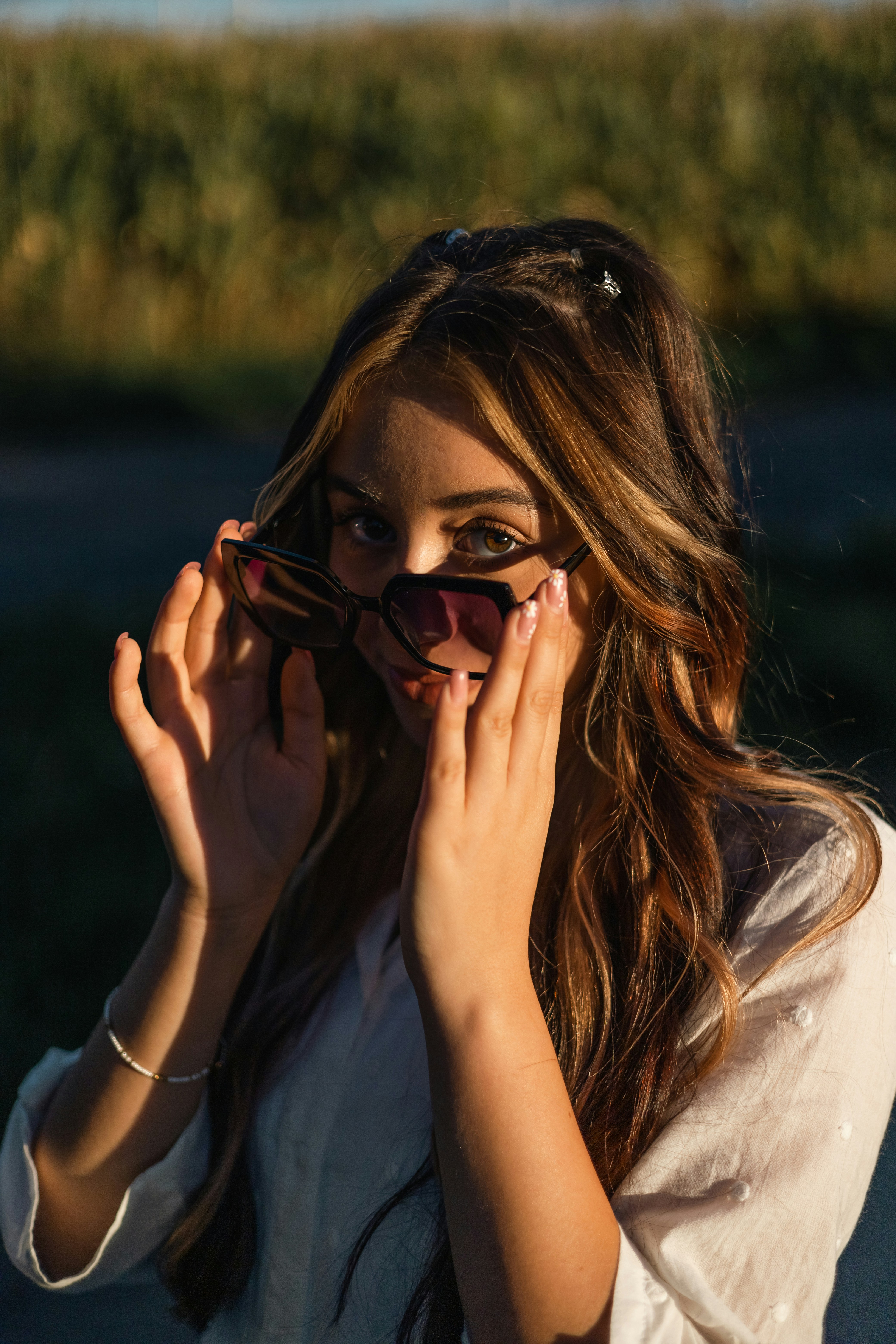 Una mujer sosteniendo una lupa en su ojo