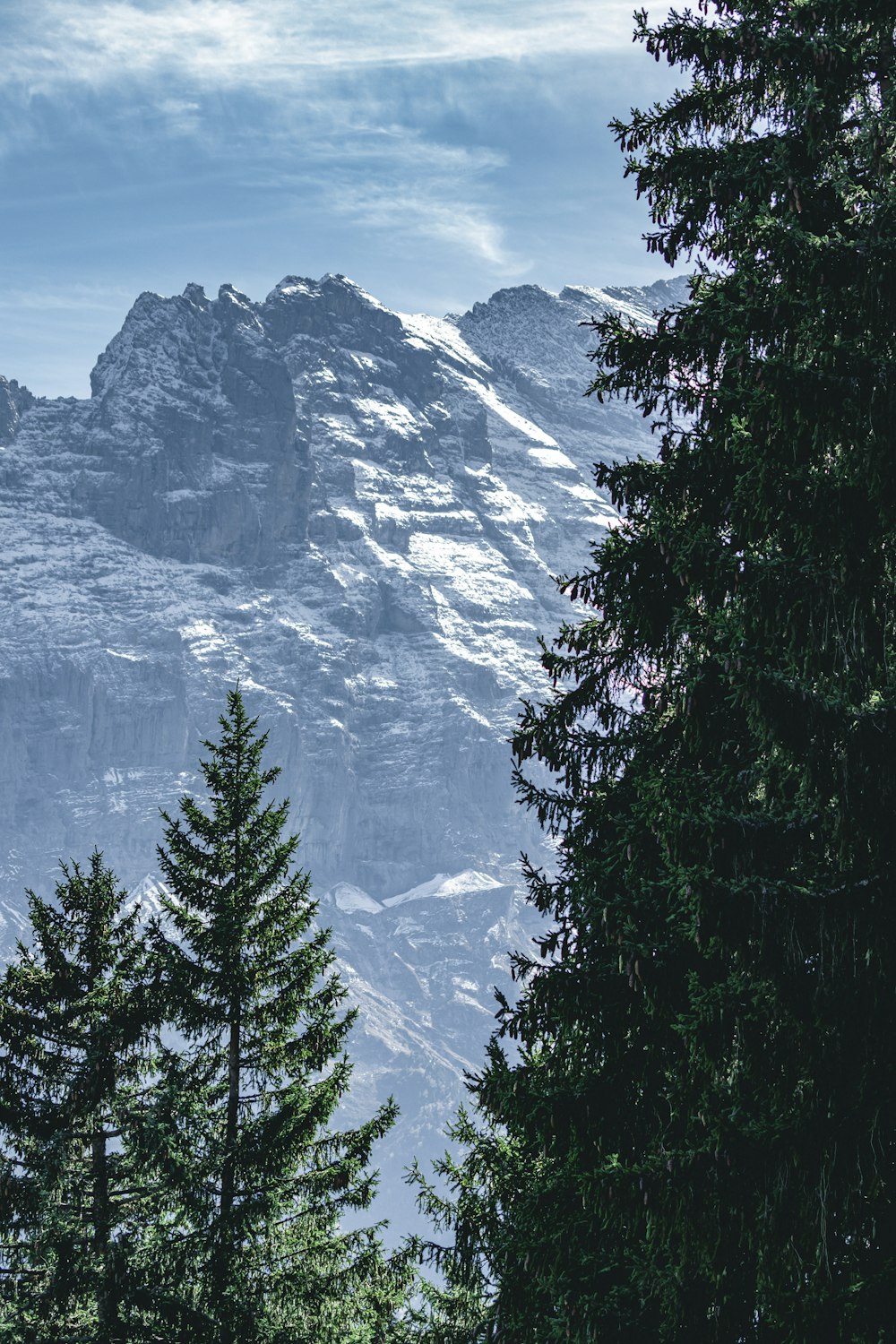 a snowy mountain range