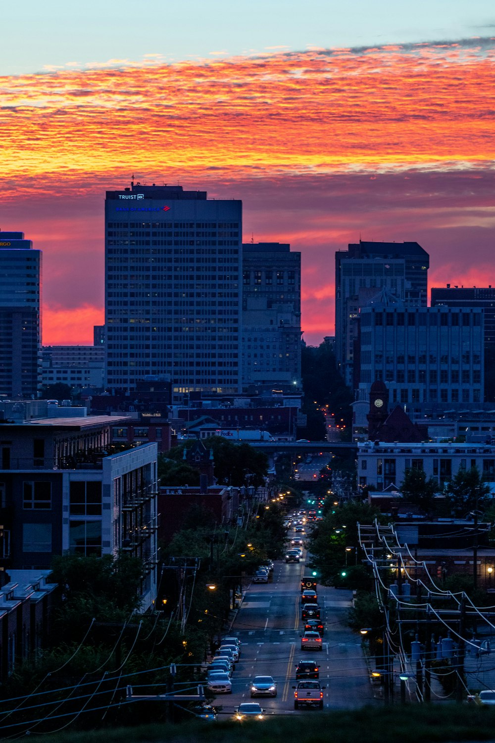 Eine Stadt mit hohen Gebäuden