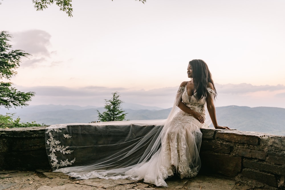 una persona con un vestido blanco