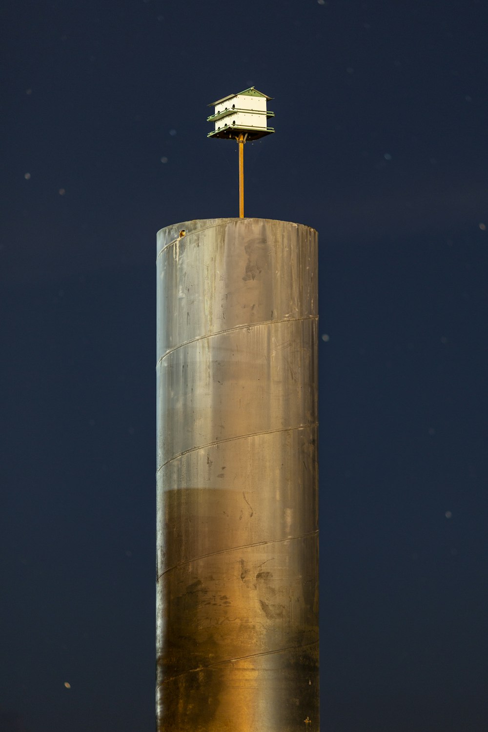 Ein hoher Turm mit einem Licht oben