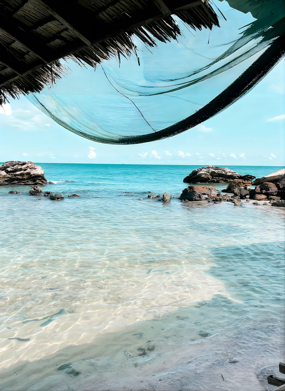 una spiaggia con rocce e uno specchio d'acqua