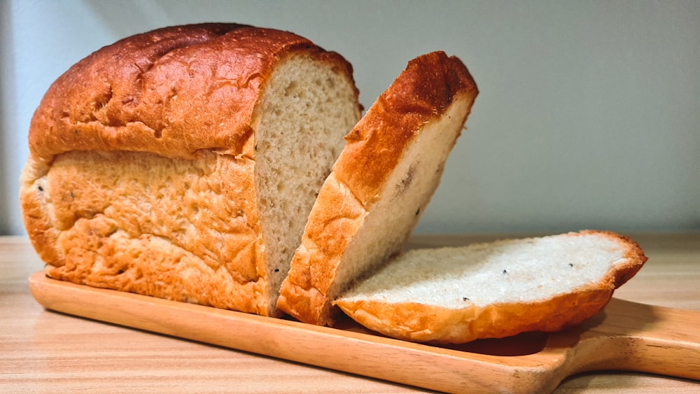 スライスを切り取った一斤のパン