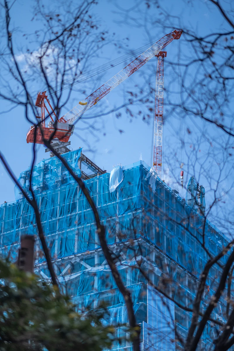 建設現場のクレーンと高層ビル