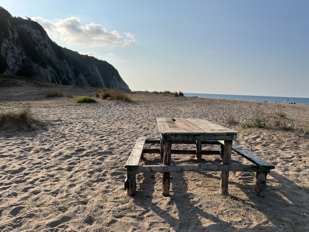 uma mesa de piquenique em uma praia