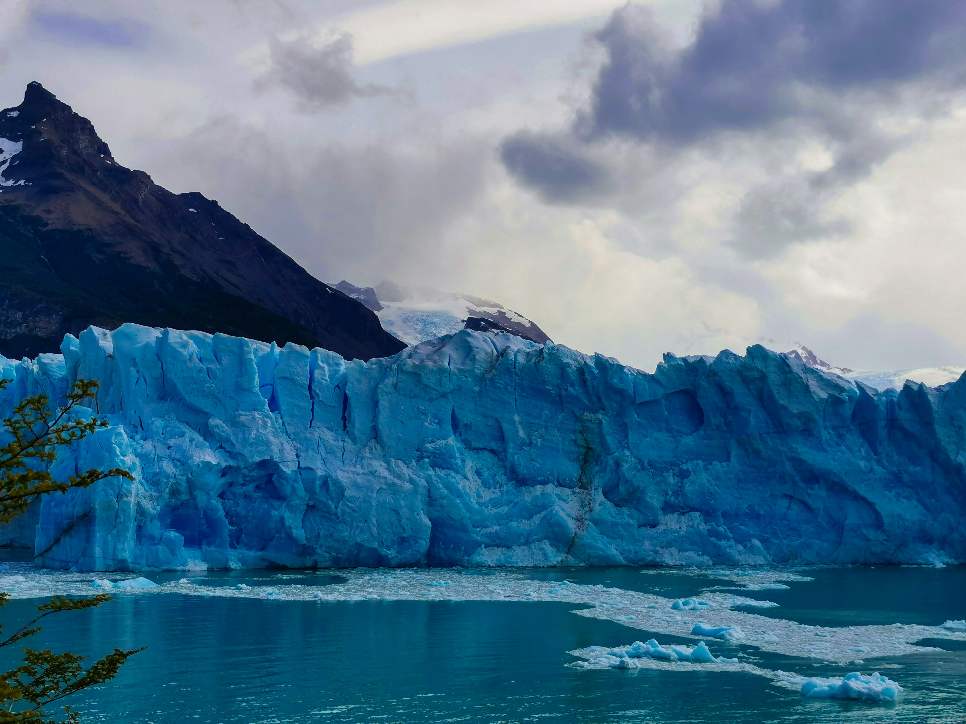 a body of water with ice and snow on the sides, 